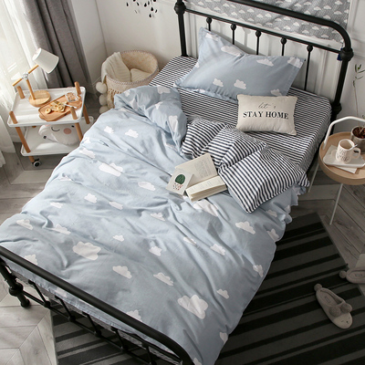 放在宿舍床上的娃娃 resize,m_pad,h_400,w_400